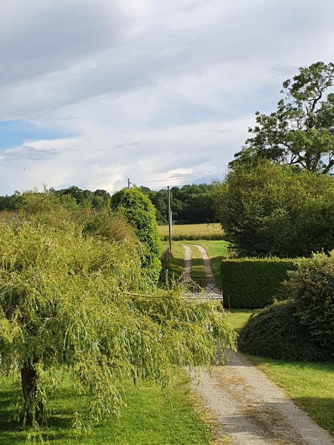 Au Petit Paradis Sainte-Gauburge-Sainte-Colombe Luaran gambar